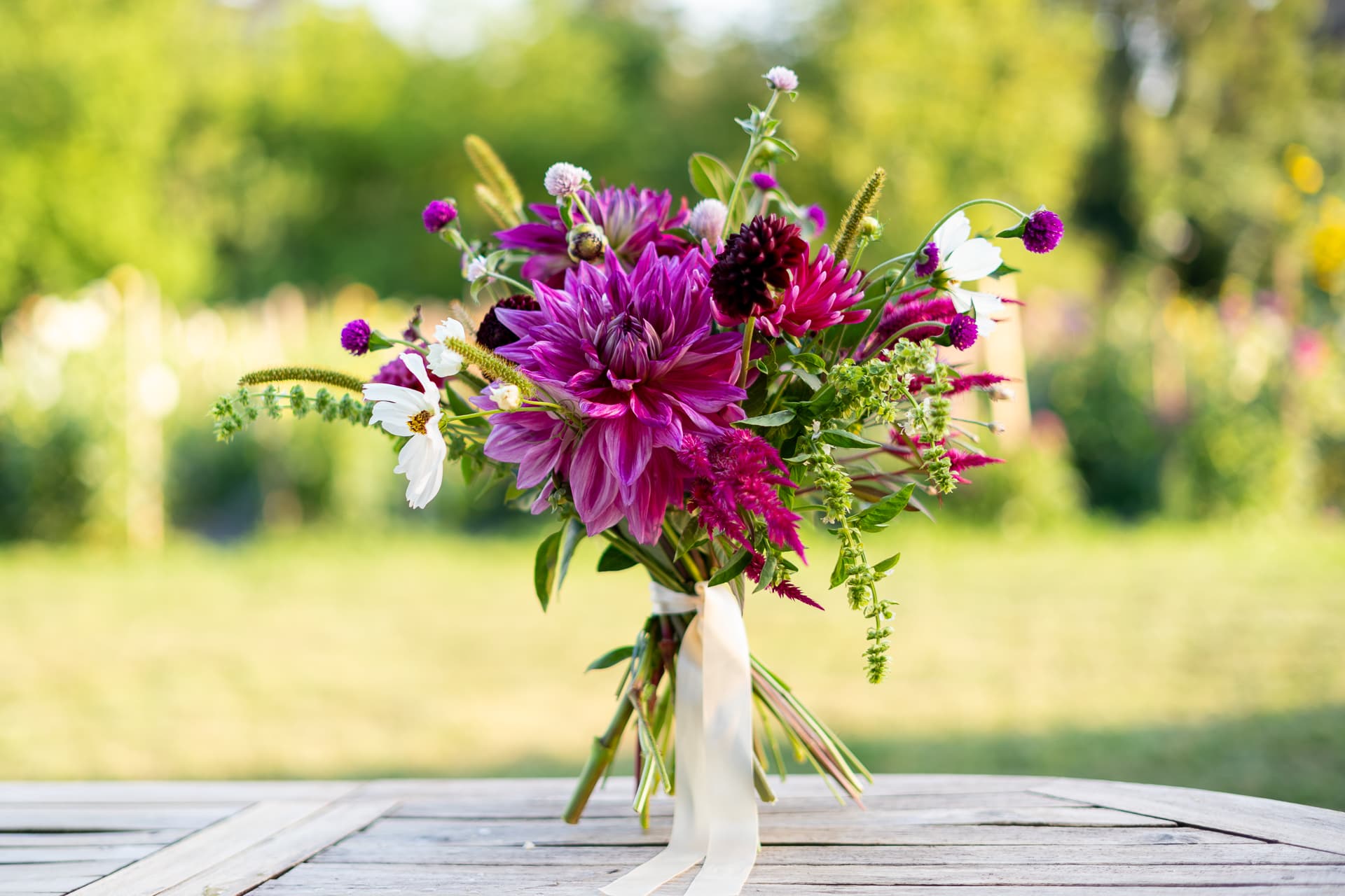 Blumenbund mit weißer Schleife